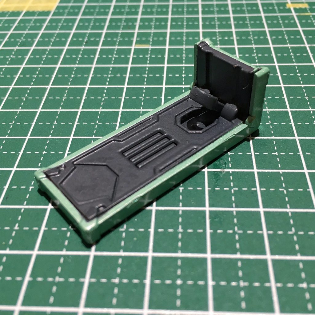 シールド裏面も塗り分け。分解ができなかったのでマスキングして対応。