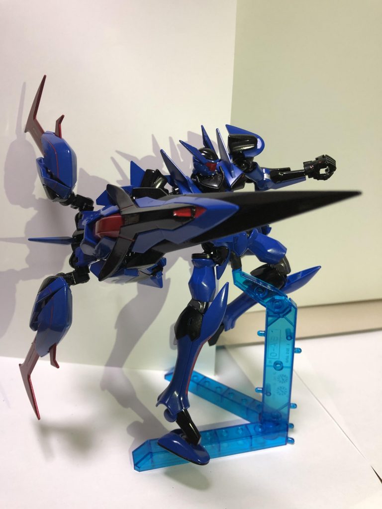 飛行ユニットは機動力を大幅に上げ盾にも接続することで貫通力があがり盾を投擲槍として扱うことができ戦艦1隻なら貫通出来る威力になってます。