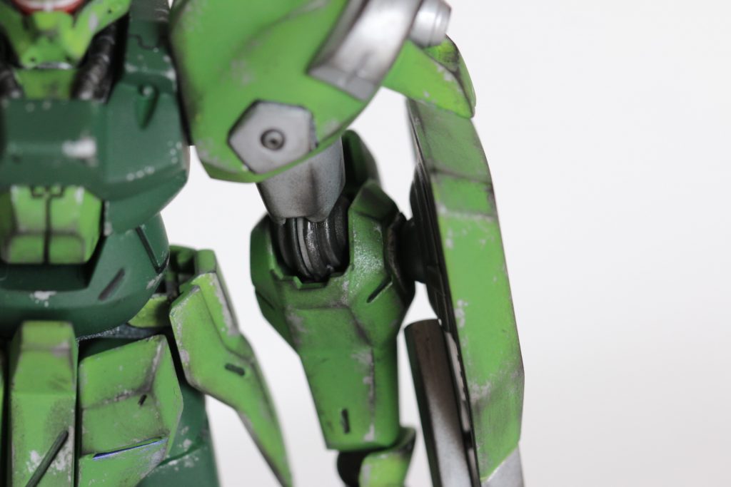 間接はスプレー塗装。
黒鉄色でざっくり、ラインはガンダムマーカーのシルバーで。