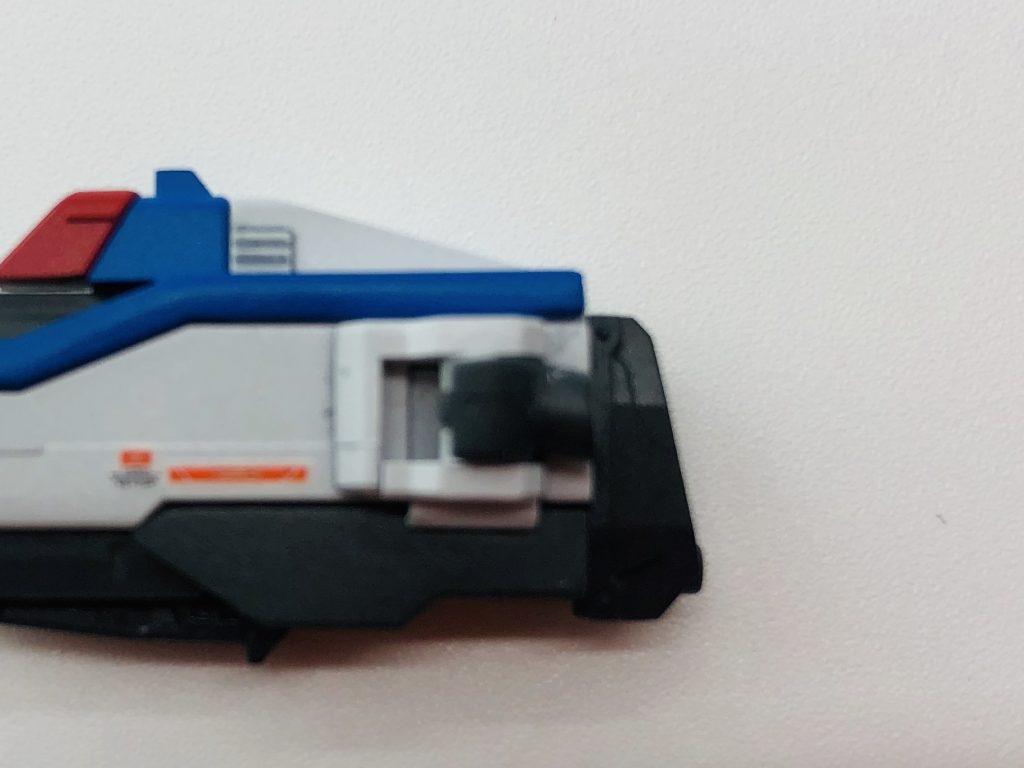 そしてビームライフルのアタッチメント部分にC字ジョイントを接続。パーツ単体で売ってないので探すのに苦労しましたが、HG百里のライフルのパーツから借りて加工。

リアルグレードのサイドアーマーのC字ジョイント部は90度に完全に曲がらないので、それに合わせて斜めにプラ棒を接着しました。