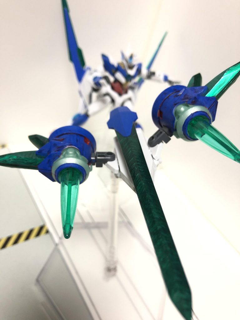 バックパックは分離して自立飛行ユニット「GNライザー」に。
ライザーは太陽炉を2基積んでいますが、本体に3基目の炉があるので出力がガタ落ちすることはないです(という設定)。