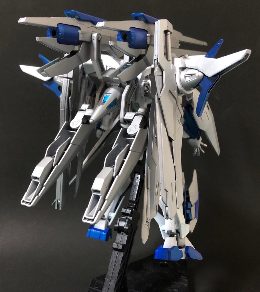 背部の太陽炉からのエネルギー供給により本体のエネルギーを使用せずに稼働するエコ仕様。。。