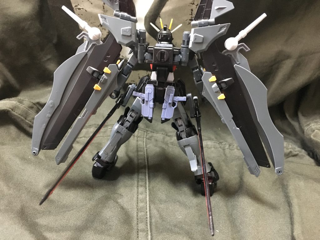 後ろから。
ストライクノワールの腰のパーツを付けている為ショーティーも装着可能。