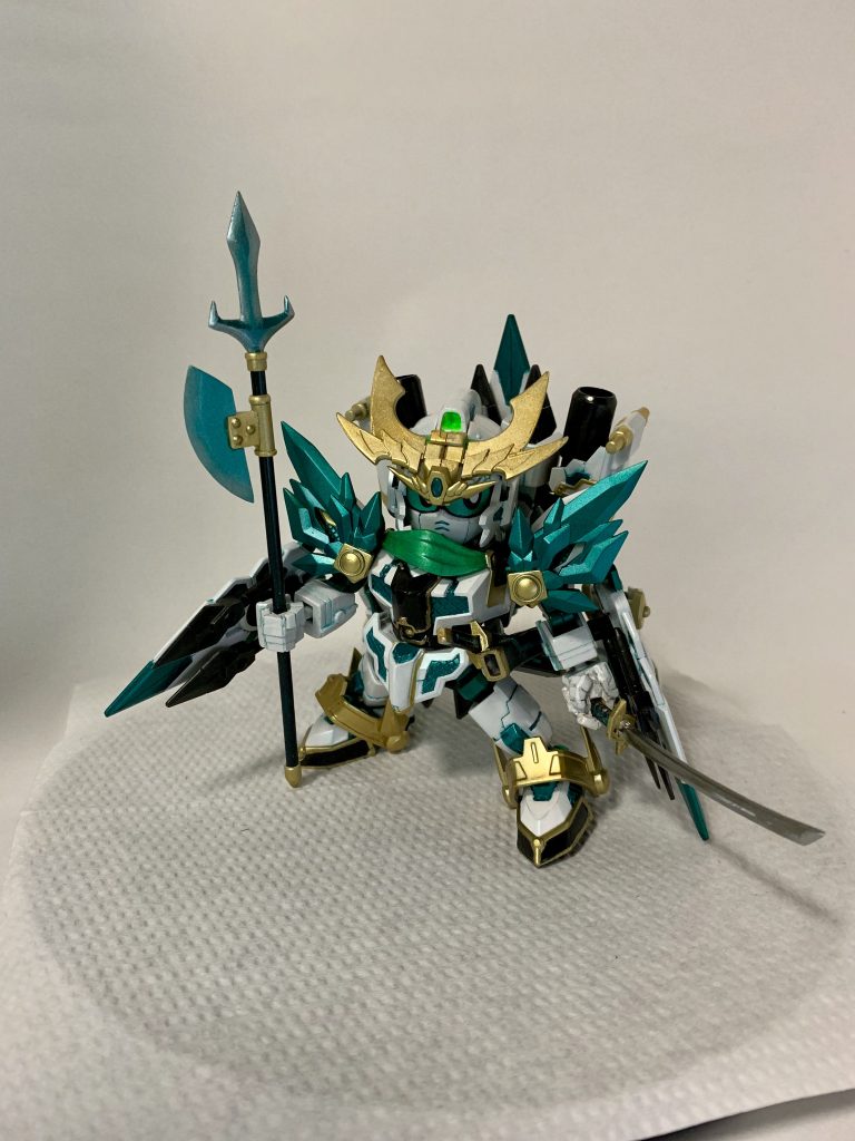 神気結晶はフルアーマーユニコーン がモチーフと言うことなので、ハイパービームジャベリンぽい槍を持たせてみました。さらに打ち刀を追加し、元々の忍刀を脇差しに見立てて、それぞれの鞘も作って大小二本差しにしてみました。
神気結晶は忍びらしからぬ大火力装備が売りなら、「忍びもまた武者である」との解釈からより武者らしい槍と太刀を追加した形になります。