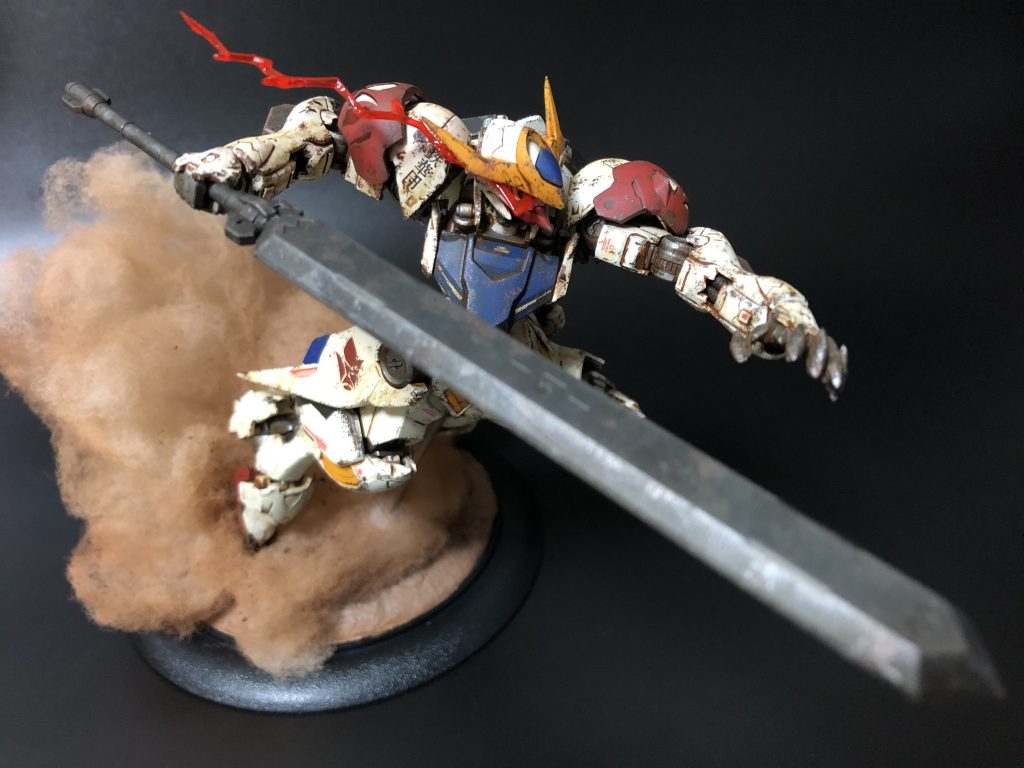 全体画像
バルバトスのジオラマは多くのモデラーさんが作ってますので、何か他の方とは差別化をしたかったのでポーズをバルバトスにありがちな「力強さ」や「悪魔っぽさ」ではなく「鋭さ」や「ヒロイック」な感じのポージングにしてみました(╹◡╹)