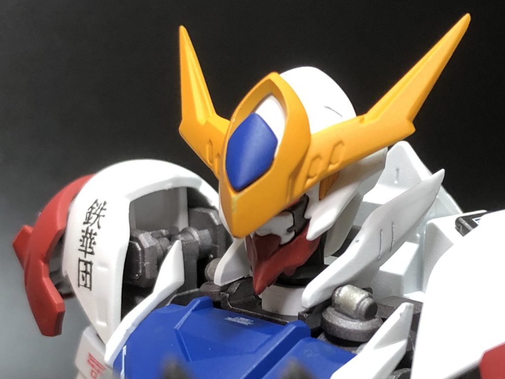 襟、顎、爪先などにプラ棒を貼り付けてシャープ化と延長工作を行い
各突起部もヤスリがけをしてエッジを立たせてあります(°▽°)