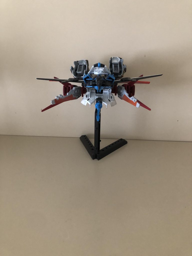 クライムストライカー単体
エールストライカーをベースとしスラスターや翼を追加している。
飛行能力が向上しており、攻撃は基本的に避ける仕様となっている。
大型キャノン砲は稼働させて前面に向けることはできるが、打ったらおそらく反動で墜落する。