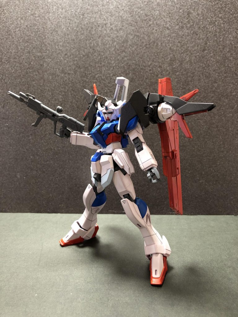 塗装は対艦刀以外ガンダムマーカーエアブラシ、色は本体部はフォースインパルス、バックパックはデスティニーに寄せて塗っています。これはオリジナルのデスティニーインパルスのカラーリングが個人的に微妙だったのと、ガンダムマーカーSEED DESTINYセットを使いたかったからです。塗装開始後にインパルスガンダムブランシュなる超絶カッコいい機体の存在を知ってしまってそっちに寄せても良かったぁぁぁぁぁとちょい後悔中です。積みプラと考案中のガンプラ組み終わったらやろうかな...