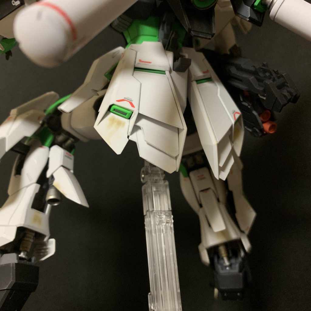 バーニア付近等は白地のボディに焼けを表現しました。