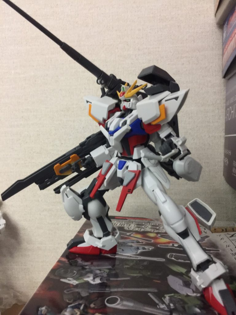 マルチプルアサルトストライカー
背中に装備した応用性の高いバックパック。
相手や戦況に合わせて好きな装備を4つ積むことができる。
撃ち切った装備から切り離し次第に身軽になっていく。
バスターガンダムやV2バスターを意識しています