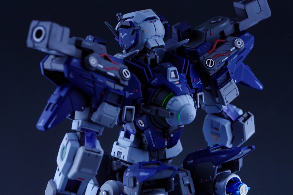 肩周りはジャンクパーツなどでより大型に見えるように情報量を増やしています