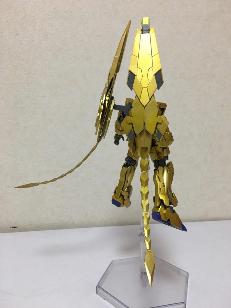 ･前と後
カラーリングはメタルコンポジットのフェネクスを参考に塗装してます。
また、フェイス部分は映像を見てみるとバンシィのフェイスの牙みたいなものが無いVerだったので牙の部分を消しました。