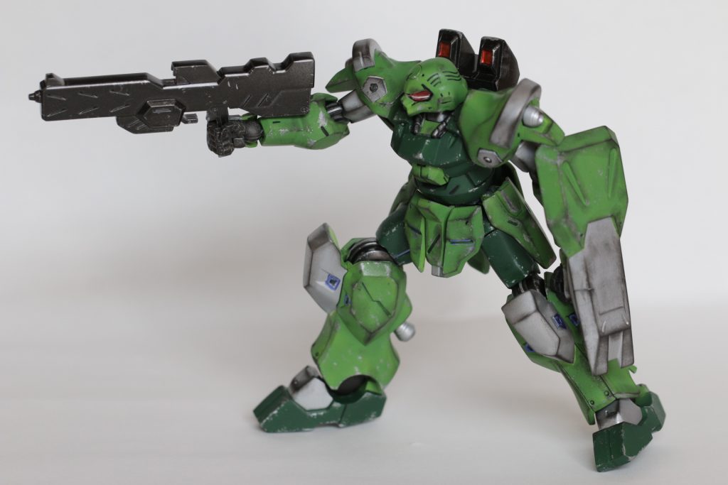 銃撃。
全身にチッピング。ガンダムマーカーとスポンジの定番コンビ。