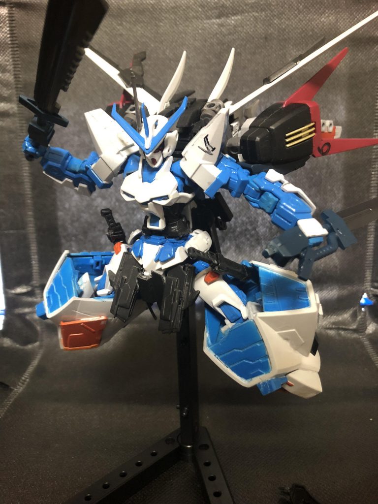 前回投稿時の画像なのですが、脚の剣は取り外し可能で、この状態だと飾りのついてないジオングと同じ大きさくらいになっています。