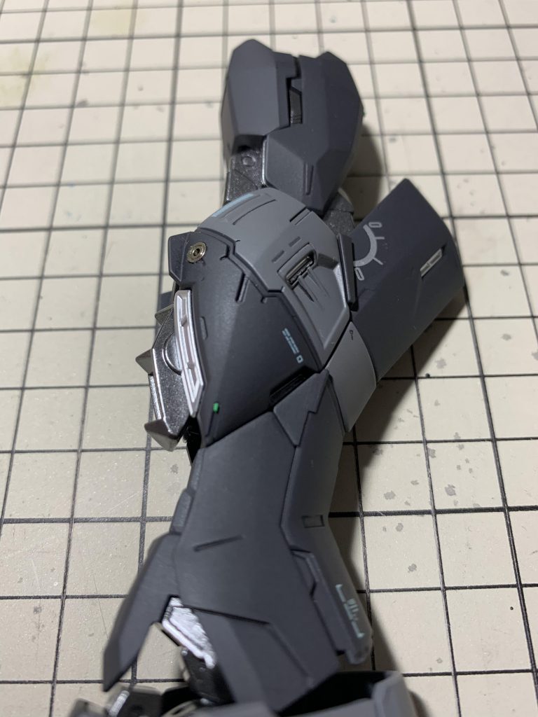 外装からちょい見えするフレーム部分はシルバーにしました。
チラ見えでいいアクセントになったと思います。