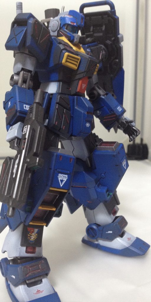 脚部は上半身のジムストライカーに合わせてビルダーズパーツのMSパネル、ウエーブのダクトパーツでディテールアップしています。