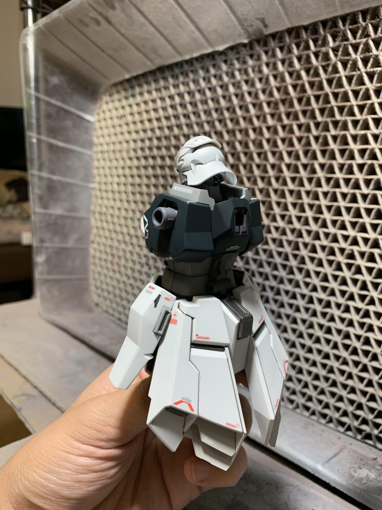 後頭部に、唯一合わせ目が出てしまうのですが、後ハメ加工で処理しました。
やり方は、ネットに沢山転がってるので省略します(´・ω・`)
注意点としたら、マスクを差し込むときフェイスパーツを少し広げるんですが、その時広げ過ぎると、接着箇所が割れます(;´д`)