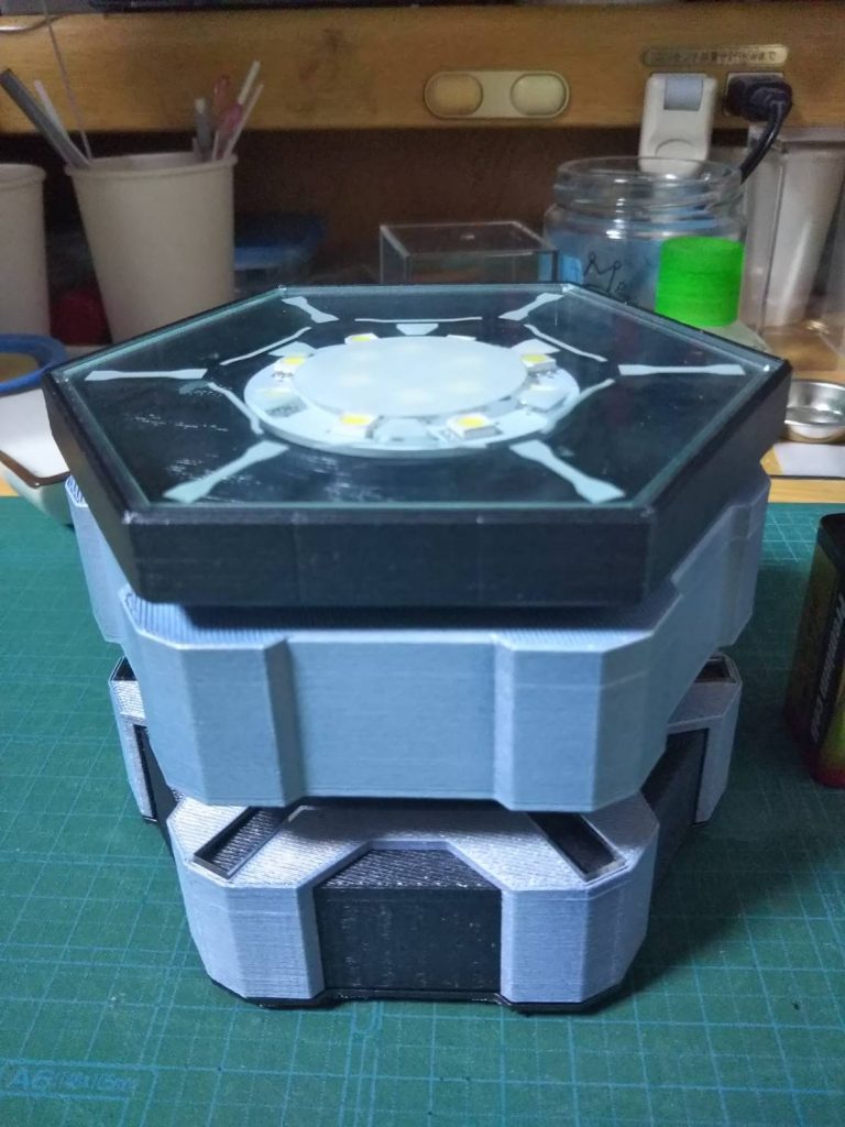 出力直後はベージュのような色合いだったので、ガンプラバトルの台座をイメージしたカラーリングに塗りました