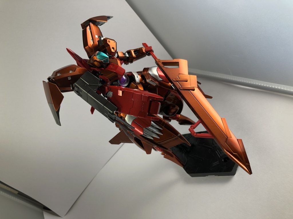 GNメガランチャーをパージし、GNバスターソードを構える図。