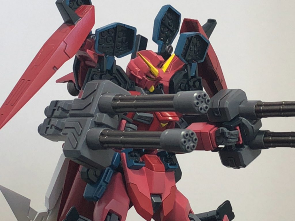 続いて、一斉掃射〜！
合計96発のミサイルが敵をぶっ倒します。

武装
マイクロミサイル
肩部と腰部に52発収納されている。

ホーミングミサイル
脚部のポットに36発収納されている。さらにフロントアーマー部に8発収納。

ダブルガトリングガン

ランシエジャベリン

シールド