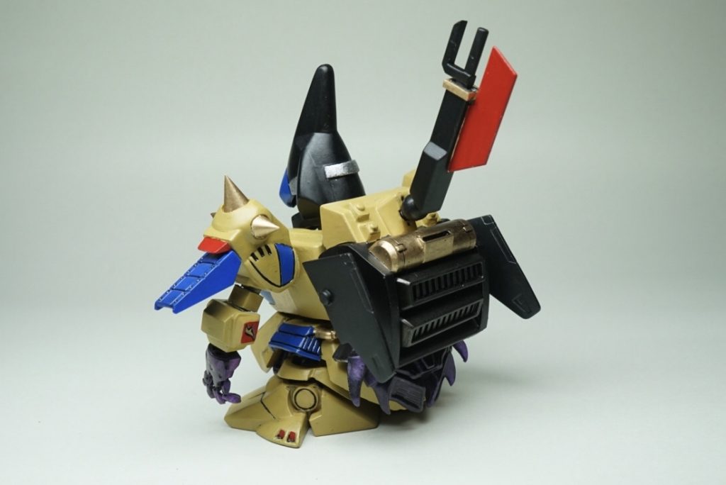 ペラペラのバックパックが嫌いだったので、Gジェネのものを使用しています。
闇の鎧はバックパックで隠れるようにしました。璽悪はズル賢い性格という設定なので、闇の鎧に選ばれたことを隠しているのもありかなと。
闇の鎧がない場合は閉じるようになっています。
もうちょっと色があった方が良いかなぁ。