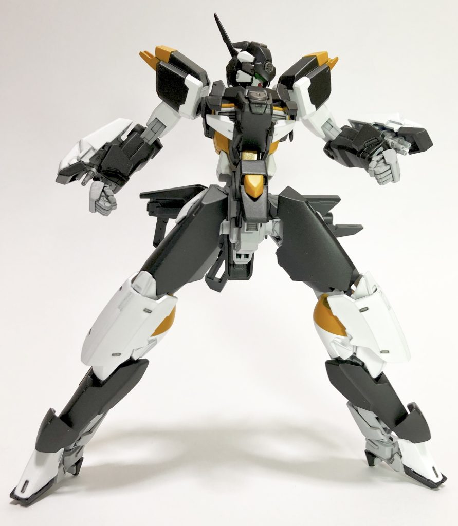 両前腕部にガトリング砲、展開します