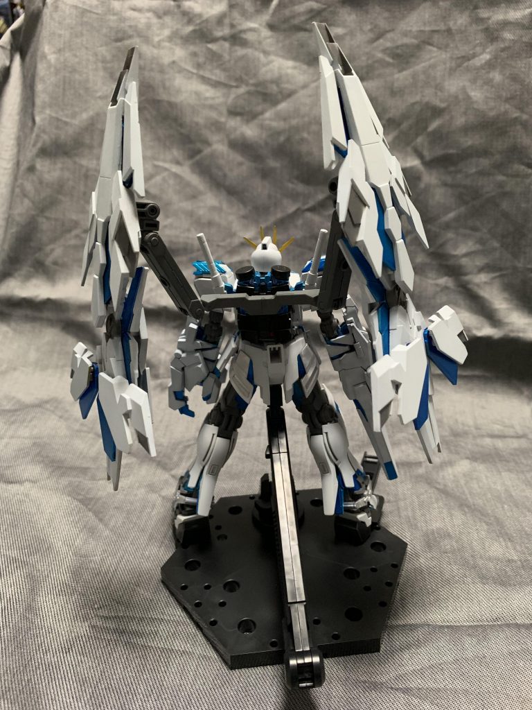 リアビュー
アームは真ん中のピン残して他を切れば本来シールドを指す穴があるのでそこに入ります
そこにアームを増やして表情をつけれるようになってます