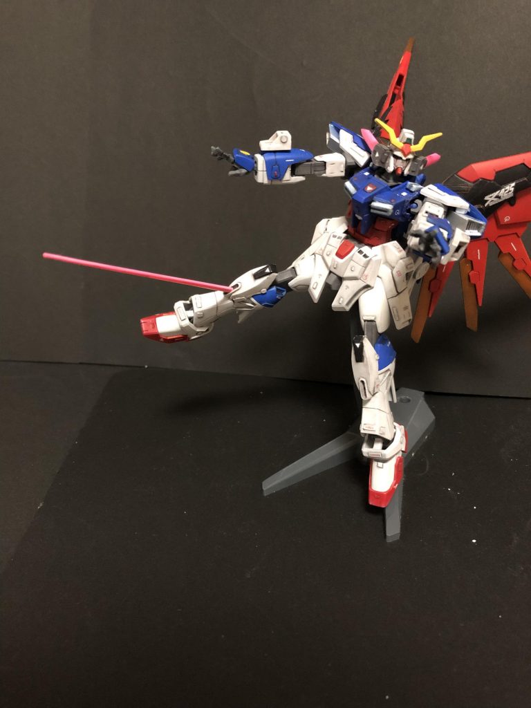 ## グリフォン3ビームブレイド
足に追加されたスリットから噴出するビーム刃。インフィニットジャスティス戦での敗因の一つが足技の有無だったために追加された。
また出力を上げればビーム砲としても使用できるが、使用後は *機能不全*に陥る。