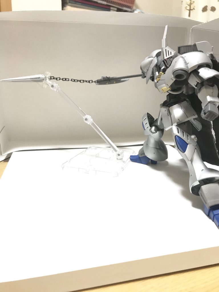 先端はチェーンで繋がっており、接近戦の際に任意でリーチを伸ばすことが可能