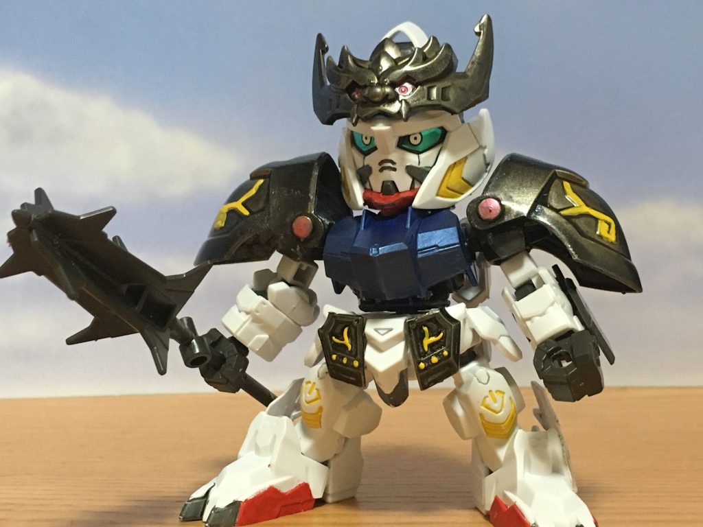 通常のBB戦士持ち手にも変えられるので、付属の武器も持たせられます。