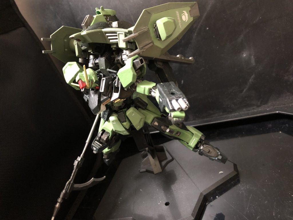 シャニ「オマエ、邪魔なんだよ！」
oyz「115mm機関砲”アルムフォイヤー”
両腕に内蔵された大口径機関砲。 
固定火器の為、他の武装を保持したままでの使用が可能だ。」