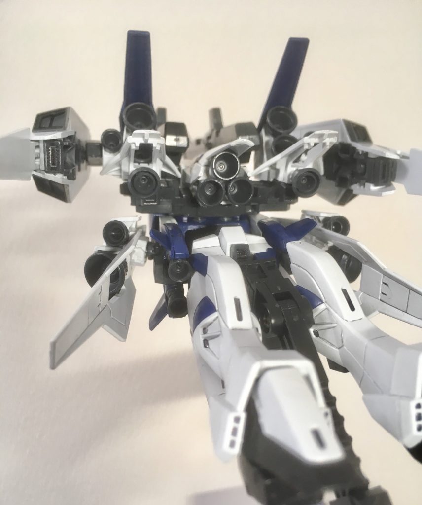 後方から。全推力が後方へ向くことでフォースインパルスや他の可変式MSをはるかに凌ぐ加速力、最高速度を有する。ライジングシルエット改の機動兵装ポッドとサイドアーマーの可動式バインダーユニットの4箇所が独立して可動することで、急激な軌道変更をも可能にしている。