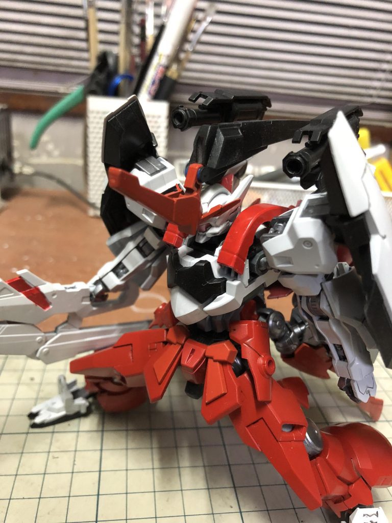 スラスターユニットにはサブアームが搭載されており、さらに実弾砲がマウントされています。