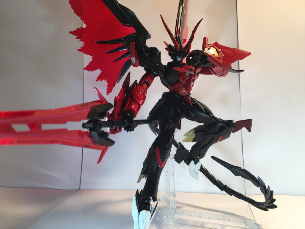 極級
上級攻略中に低確率で出現するモードで、紅い光の羽を解放、専用のランスを装備した形態である。
その戦闘力はまさに悪魔の如き強さで、上位ランカーであってもそう簡単に倒せるものではないだろう。