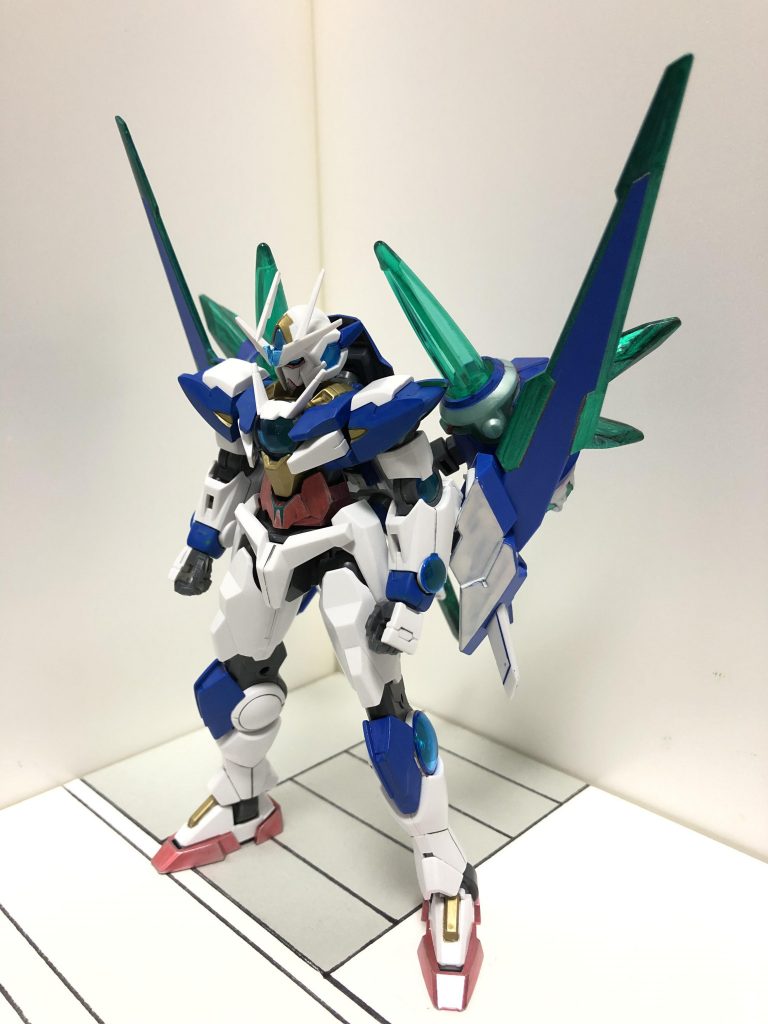 メインカラーはダブルオークアンタを想起させる青とメタリックグリーンにしました。ミゼルオーレギオンのパーツにはもともとクリアグリーンの部分があったのでそこは塗装せず、そのままです。