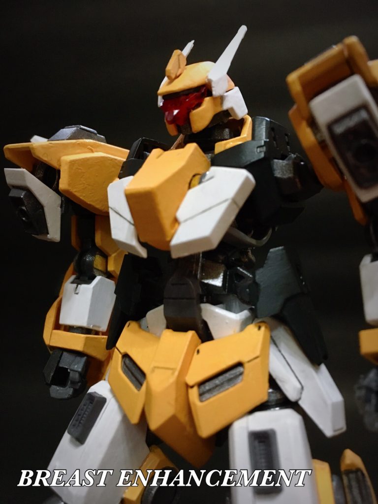 腹部にはダブルオーダイバーの腹部を逆さにして延長、腰はグシオンリベイクから。サイドアーマーはX魔王。通常のグレイズのものも使ってます。胸部にはユニコーンの肩パーツを装甲に。頭部はVアンテナを切って使用。フェイスはバイザータイプに。ちなみにこのバイザー、ルプスレクスのクリアキットの顎パーツです。これらのパーツ、ジャンクを提供してくれた ユーリ君に感謝!!