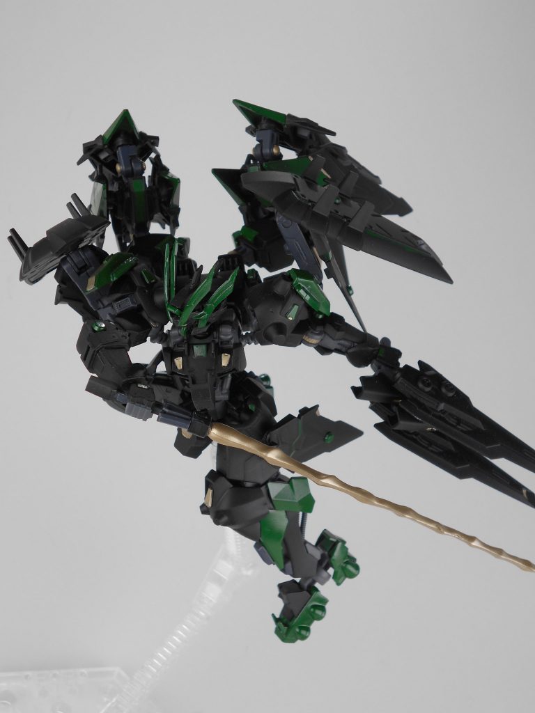 強化ビームサーベル・「ミースティル」。ヴァルザムの主武装。通常のビームサーベルよりも高出力で、不使用時はリアスカートに収納しています。
ミースティルはロシア語で「太刀風」の意味です。