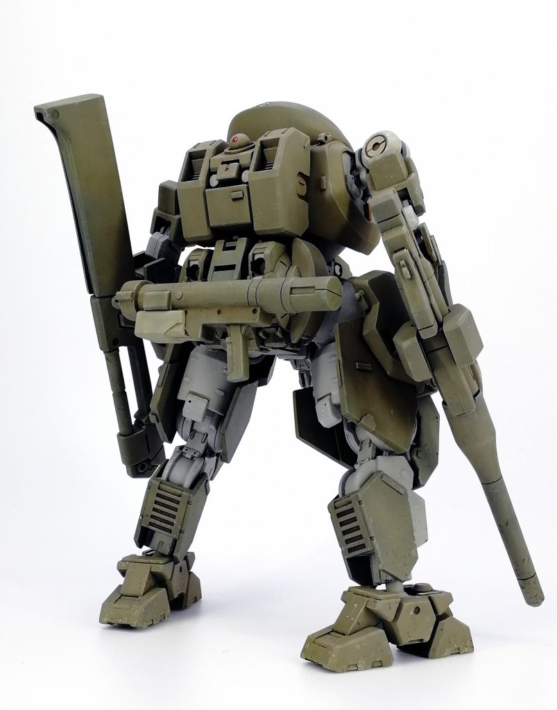 尻の追加パーツはゲイレールとガンダムフレーム。
マウントしてる火砲はリーオーのマシンガン縮めたやつ。
対非装甲用の12.7mm重機関砲。
紛争地域では馬鹿みたいな低価格で広く流通する純正品かも怪しい品。
バクパックは陸戦グレイズ用のやつを加工。