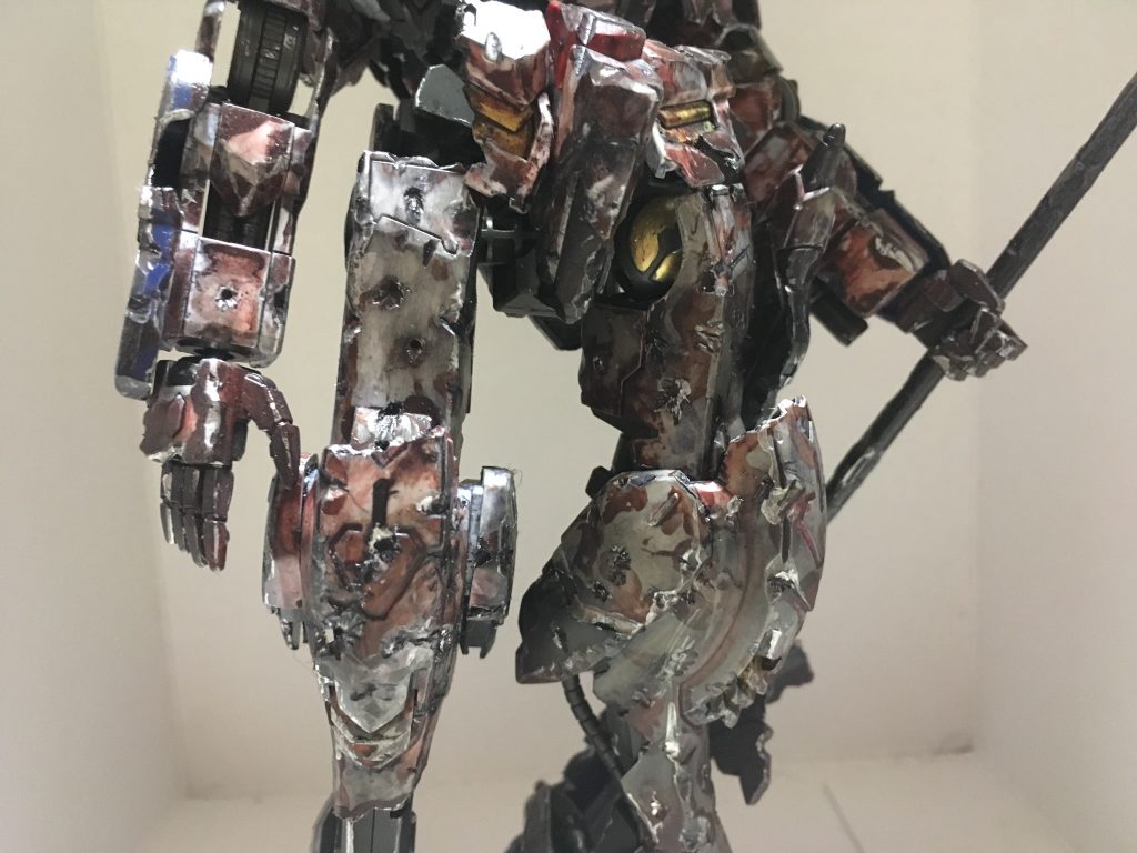 仮組みして
部分塗装して
ダメージ加工して
ウェザリングして
つや消し吹いただけ
墨入れはしてない!