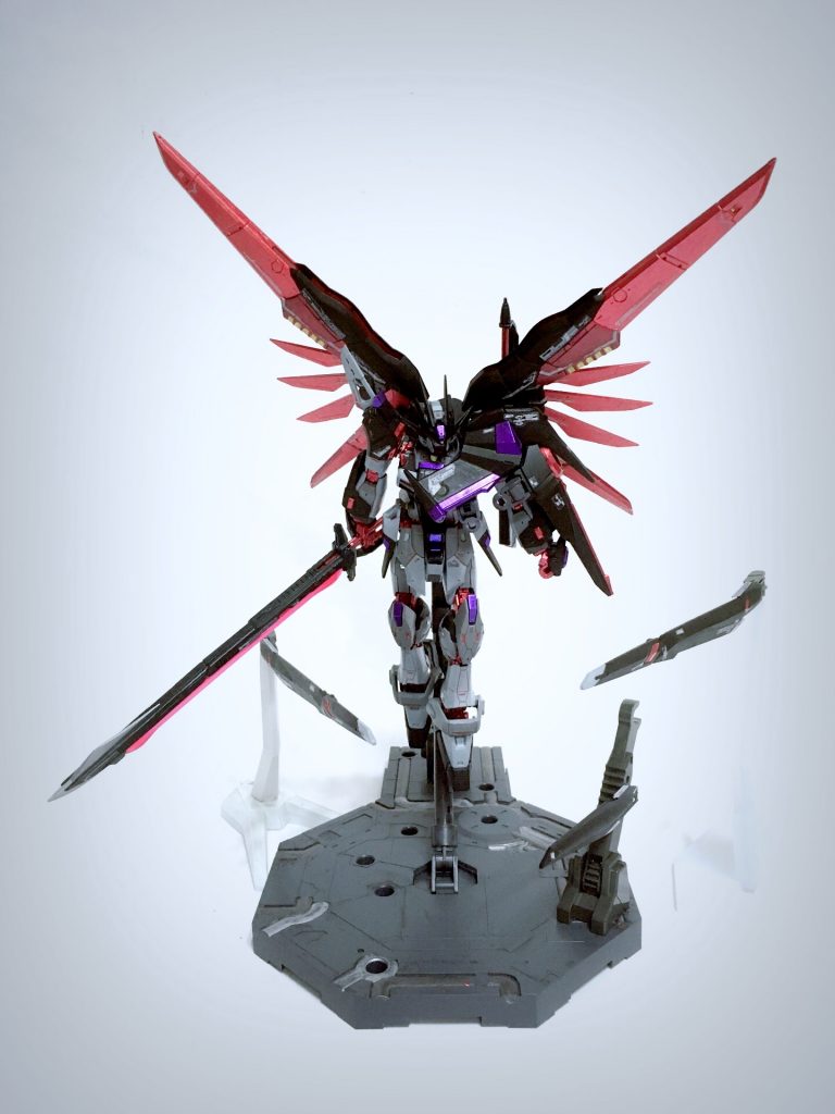 アロンダイトビームソード。デスティニーを象徴する武装のひとつで、劇中もっとも使われた武装。ブレイドドラグーンの補助により、近接戦闘をより有利に戦うことができる。