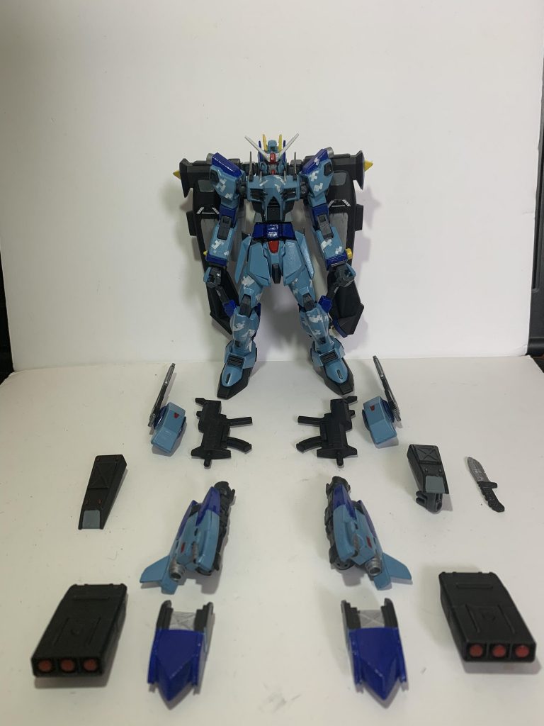 パージした姿。足のアーマーと手持ちのサブマシンガンはネオジム磁石接続