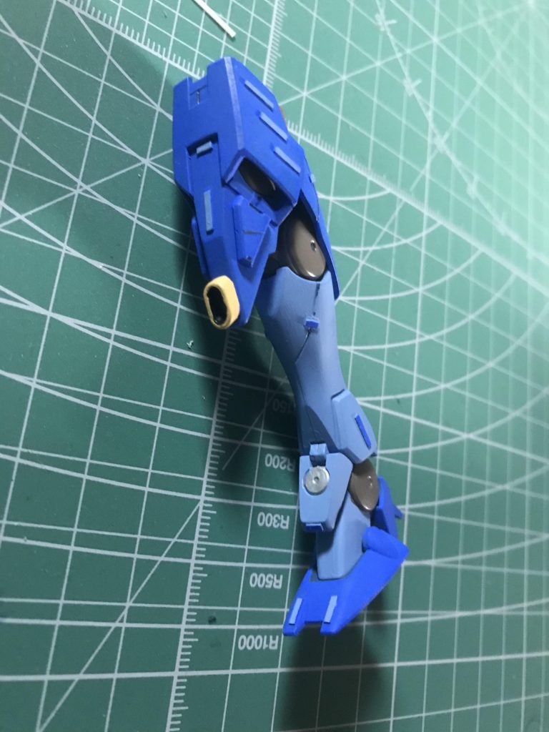 先程の脚部に色を塗った状態です。