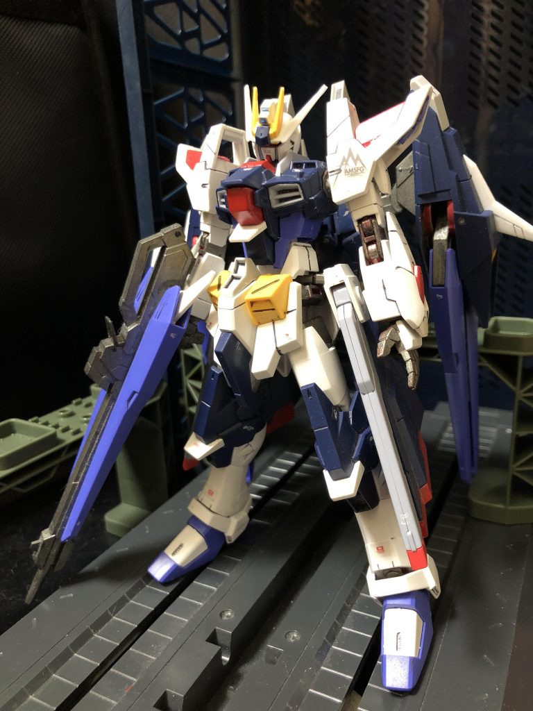 -オノゴロ島-
世界では、ZAFTと地球連合の戦争が起きていたが、SEEDにてラウ・ル・クルーゼとの戦いを終えたキラはココ、オノゴロ島の別荘にて、優雅なニート生活を満喫していた...。

キラ「今日はいい天気だな...。こんな爽やかな日には、やっぱり家でゲームだな。あ、そうだ！お菓子切らしちゃったな。メイドさんにポテチ買ってきて貰おうっと...。」
メイド「キラさん！キラさん！ラクス様から連絡が入ってます！」
キラ「え！？ラクスから！？(面倒くさいなあ。)出なくちゃマズいかな？」
メイド「緊急の用との事ですよ。」
キラ「わかったよ、今行く！(うわ〜面倒そう。でもこの別荘、ラクスのだから、出ないと怒られるだろうな。最悪追い出されるかもな...。面倒だな....。)」

ラクス「わたくし、ラクス・クラインです。お久しぶりですわ。キラ。」
キラ「うん、久しぶりだね、ラクス。元気だったかい？」
ラクス「ええ、元気でしたわ。キラもお元気そうでなによりですわ。」
キラ「で、急にどうしたんだい？緊急の用って聞いたけど。」
ラクス「キラ、貴方もZAFTと地球連合の戦争が始まった事はご存知の事と思います。私達は、この戦争を止めなくてはいけません。」
キラ「え？そう？でもまだ僕はココに居たいんだ。」
ラクス「いつまでもこのままで、という訳にもいきませんのよ、キラ。働かなくてはいけません。いつまでもニートという訳にはいきませんのよ。」
キラ「えーっ！？」
ラクス「まず決める...。そしてやり遂げる...それがニート生活から抜け出す唯一の方法ですわ。」
キラ「嫌だよ、働きたくないよ...。」
ラクス「いいですか？今、世の中はSEED Destinyの時代です。キラが主役だった時代ではないのです。」
キラ「え？そんな...！」
ラクス「今は、シンとかいうラッキースケベ小僧が主役をしているのですわ。」
キラ「SEEDはボクが主役のハズだよ！」
ラクス「だからこそ、今、キラが立ち上がる必要があるのですわ。キラが信じて戦うものは何ですか？」
キラ「SEEDの主役はボクだ！」
ラクス「そうです。それでこそキラですわ。では、貴方に新たな剣を用意しましょう。」
キラ「新たな...、剣...？」