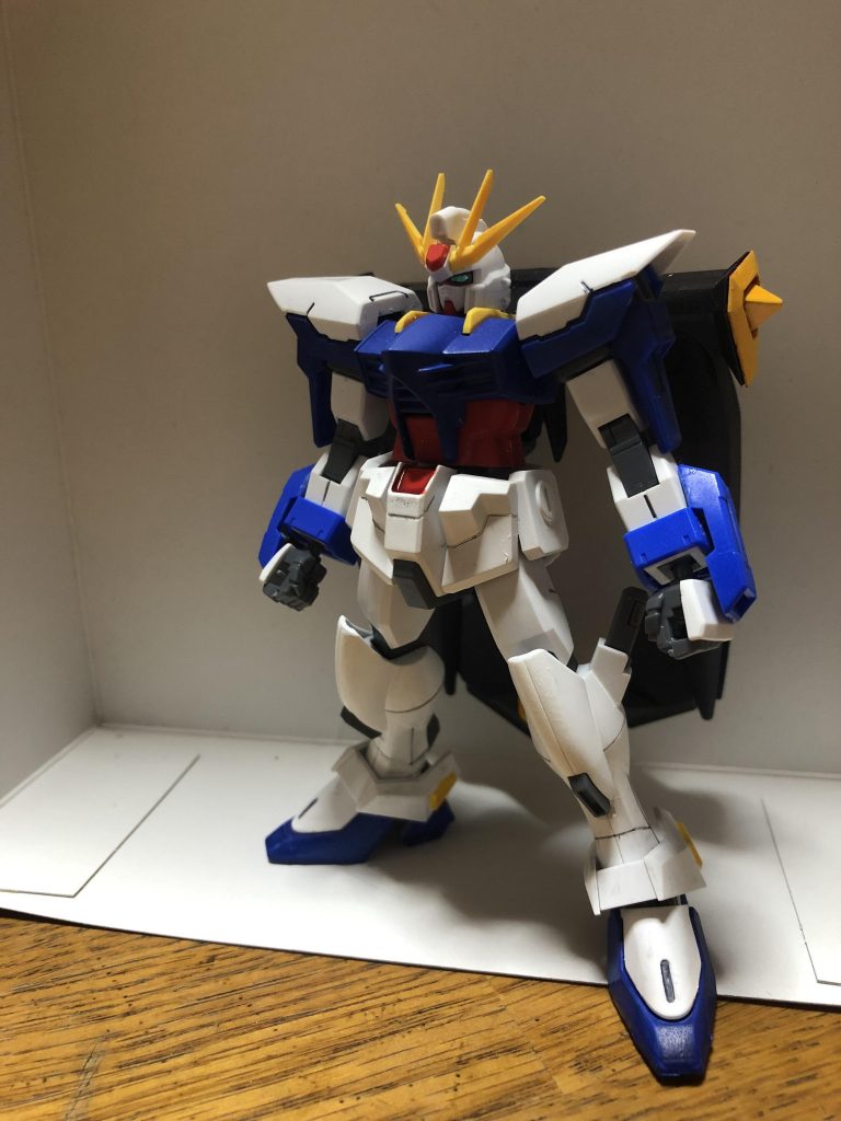 まずは武装なしで正面から
ベースはハイペリオンですが頭部がビルドストライク、腕部はAGEFXのものを使用しています