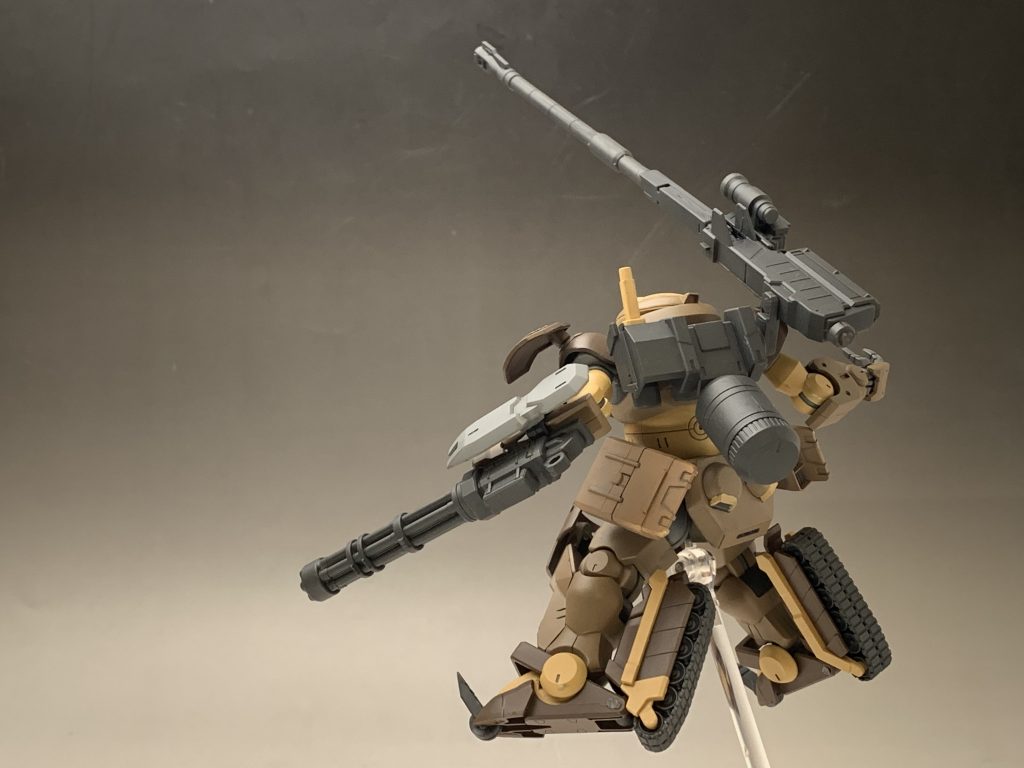 砲撃時の背面。背中には筒状のバッテリーを搭載。
太陽光発電と地熱発電を中心に展開されるプラントを中心に配備され、バッテリー駆動により整備のしやすさと、オイルなどの資源よりも、自然エネルギーから生成される電気駆動により稼働率の高さ実現している。