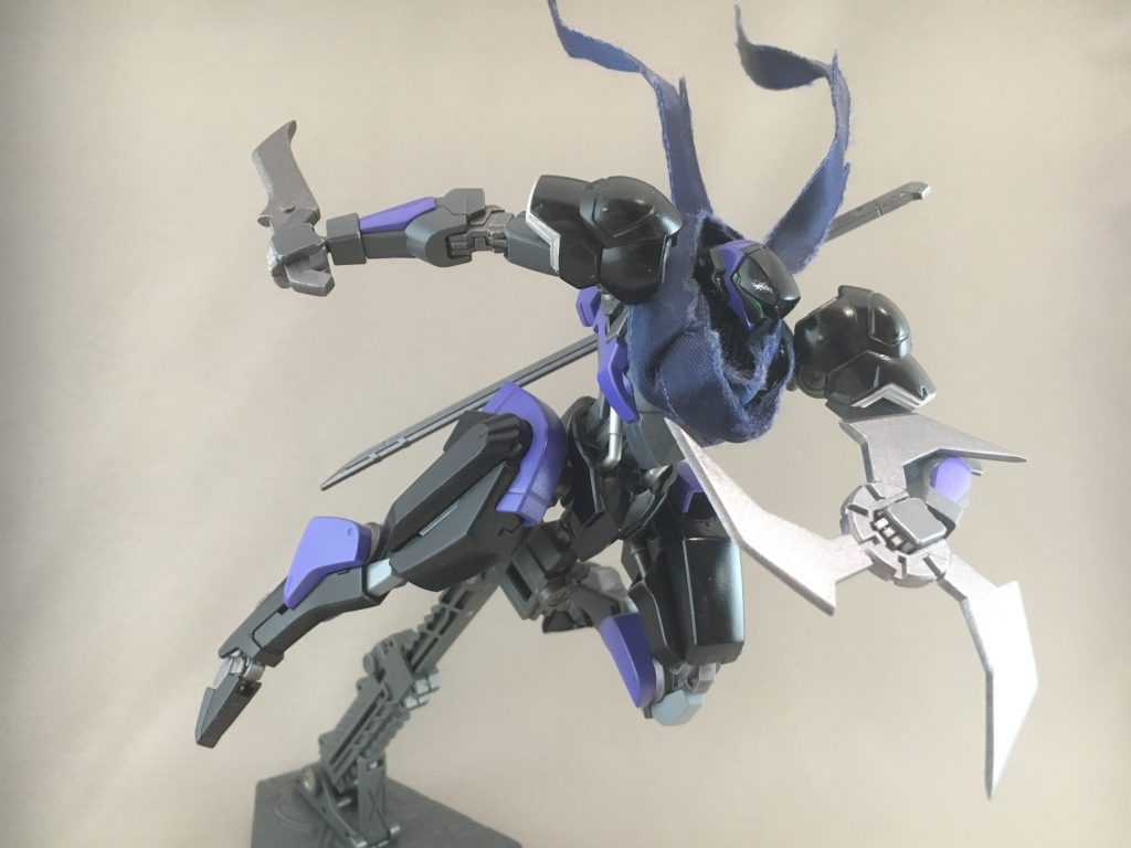 機体名:百舌
百里をベースに肩と背中にバルバトス、頭にエルフブルックのパーツを使用しています
鉄血一期放送時に作った作品なので関節がぷらぷらになってる悲しみ