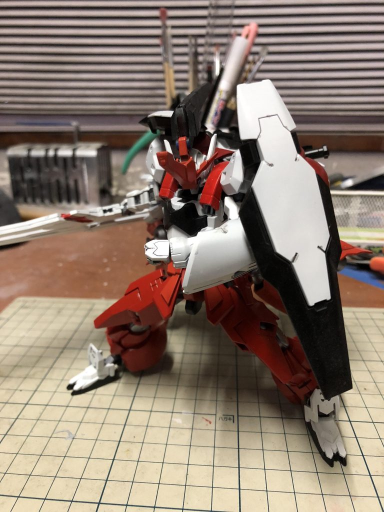 肩には大型の盾を装備