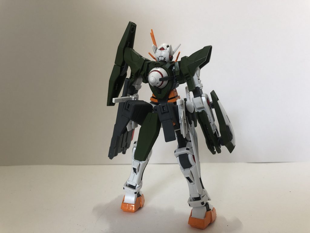 臀部にはケルディムのバックパックとGNビームピストル、シールドビットを１つ装備
各部GNコンデンサなどが赤いのは擬似太陽炉を搭載しているイメージです