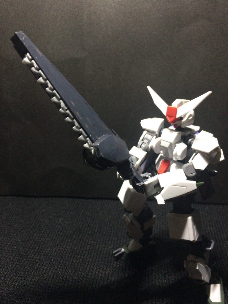 特殊駆動剣「エンサータ」
刃帯を高速回転させ物体を切断するモビルスーツ用電動鋸。
使用時に本体モビルスーツから直接電源を取るため、稼働時間を減少させてしまうデメリットがある。