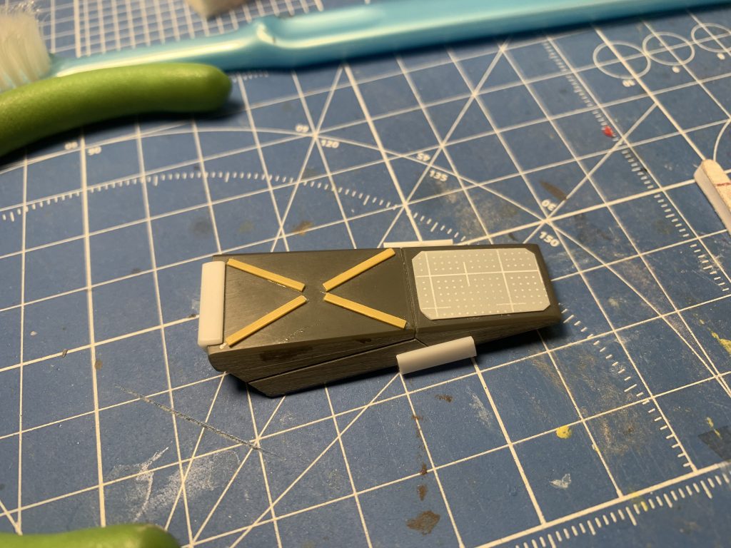 シールドはジェガンのものを切って使用。
腕やハードポイントにはネオジムで固定。